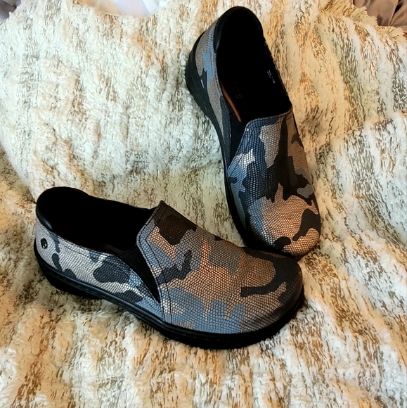 Klogs - Picture 2 of 2